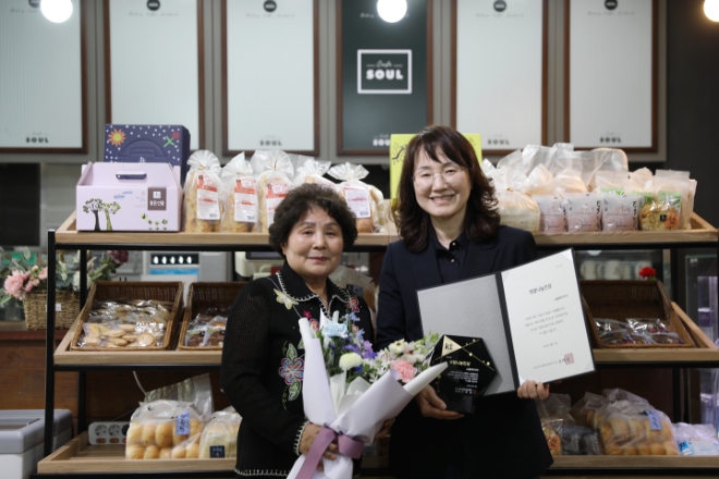 KT그룹 희망나눔재단은 지난 27년간 일자리 창출로 발달장애인 자립을 도와 온 ‘소울베이커리’가 올해 두번째 희망나눔인상을 수상했다고 18일 밝혔다. 소울베이커리는 1997년 설립된 경기도 고양시 애덕의집 보호작업장이다. 발달장애인의 취업을 돕고 노숙인, 소외계층을 위한 나눔 활동을 꾸준히 실천할 뿐 아니라 중증 장애인에게 안정적 일자리를 제공하고 있다.
