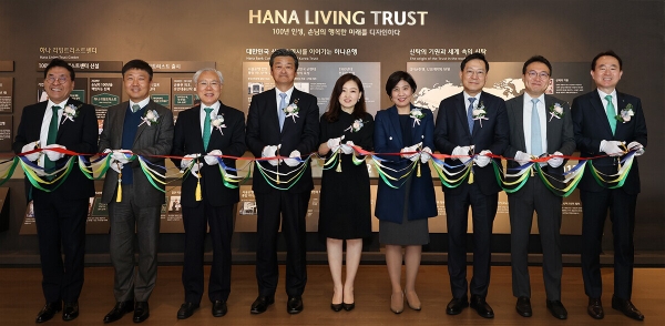 사진=김영훈 하나은행 자산관리그룹장(오른쪽 첫 번째)과 노다 스미트러스트 상무(오른쪽 여섯 번째), 행사에 참석한 관계자들이 기념촬영을 하고 있다.