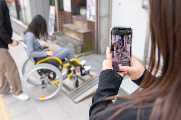 AXA손보, 장애인의 날 맞아 휠체어 이동정보 수집 위한 임직원 봉사 실시