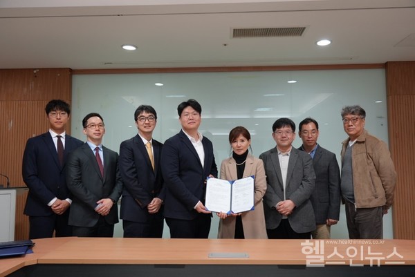 왼쪽부터제이앤피메디임준혁글로벌리드,박종현센터장,이재현실장,정권호대표,중앙대학교대학원제약산업학과김은영학과장,규제약학과나동희학과장,중앙대학교약학대학유희찬교수,황광우학장.