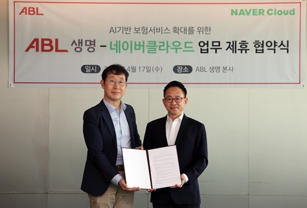 김용운 ABL생명 디지털혁신실장(오른쪽)과 임정욱 네이버클라우드 상무