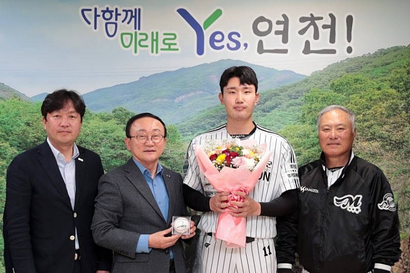 사진=연천군야구소프트볼협회 회장 김광진, 연천군수 김덕현, 이현민, 김인식 감독이 입단 축하 기념