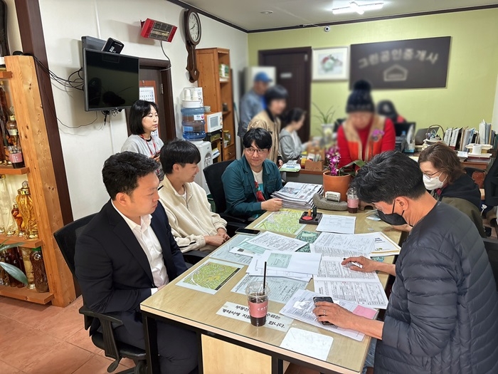 자립준비청년과 부동산 계약을 진행하는 사진