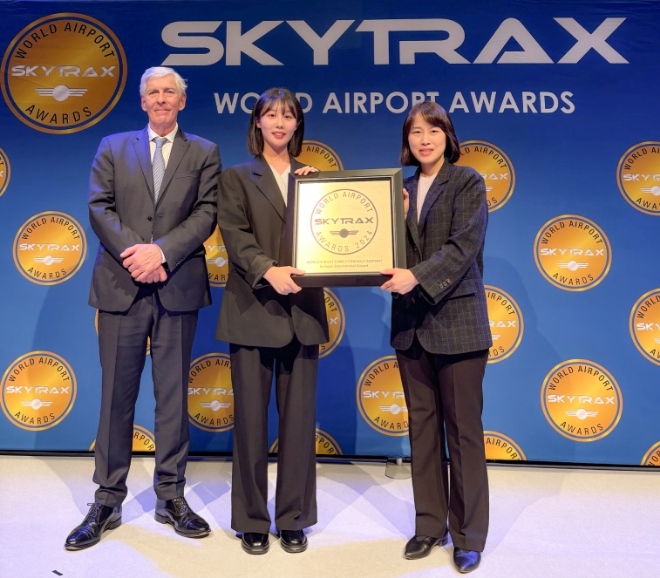 최윤정 인천공항공사 운영기획팀 팀장(오른쪽), 신궁 고객경험팀 사원(가운데)이 에드워드 플레이스티드(Edward Plaisted) 스카이트랙스 CEO로부터 ’세계 최우수 가족친화 공항상(World’s Most Family Friendly Airport)’을 수상한 후 기념촬영을 하고 있다. / 사진=인천공항공사 제공