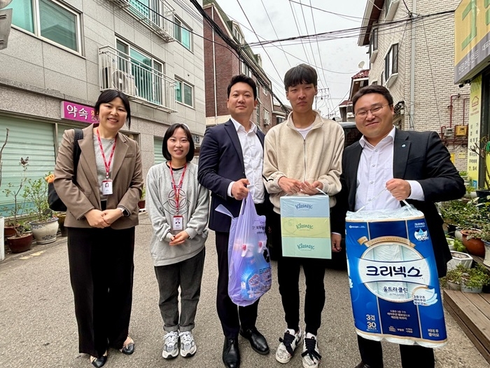 부동산 계약을 마친 자립준비청년에게 우리금융에프앤아이(주)에서 이사 시 필요한 물품을 전달했다. (왼쪽부터) 은평자립준비청년청 오주희센터장, 김참솔사회복지사, 우리금융에프앤아이(주) 정진영차장, 자립준비청년, 우리금융에프앤아이(주) 원호진차장