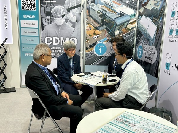 17일개막한일본의약품박람회‘CPHIJapan2024’에서김진우부회장을필두로프레스티지바이오로직스해외영업팀이잠재고객과파트너링미팅을진행하고있다.