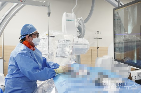 의정부을지대병원신경외과이동환교수가혈관조영실에서뇌경색환자대상으로중재시술을하고있다.