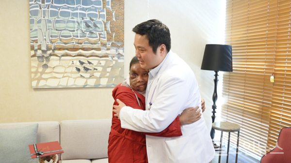 익명의독지가가고대의료원에저개발국가환자치료를위해6억3500만원을기부했다.사진은올1월고대의료원의‘글로벌호의생명사랑프로젝트’에서거대신경섬유종수술치료를받고퇴원하는마다가스카르바우술루환자(좌측)와안암병원성형외과정재호교수(우측)가포옹하고있는모습.