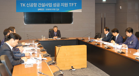 발언 중인 황병우 은행장(가운데)