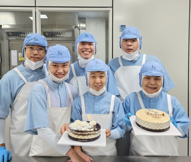 KT그룹 희망나눔재단은 지난 27년간 일자리 창출로 발달장애인 자립을 도와 온 ‘소울베이커리’가 올해 두번째 희망나눔인상을 수상했다고 18일 밝혔다. 사진은 소울베이커리 생산 현장 모습. (사진 = KT재단 제공)