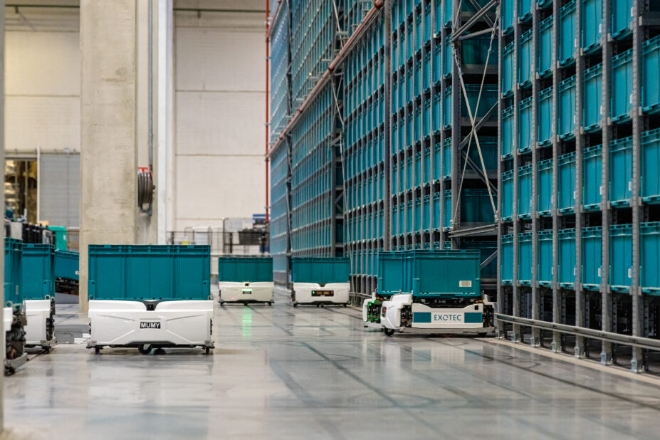 물류 보관 창고에서 작업 중인 스카이포드