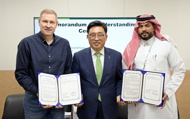 김춘진 한국농수산식품유통공사 사장(가운데), 쿠즈네쪼브 안드레이 러시아 바이칼그룹 대표(왼쪽), 자이드 얼라스위더 사우디 아시아나푸드스터프 대표가 기념 촬영하고 있다. / 사진=한국농수산식품유통공사 제공