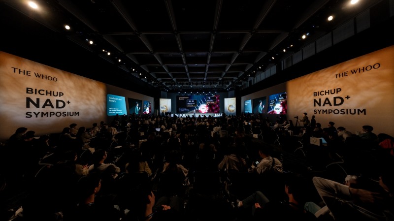 LG생활건강은 지난 17일 서울 마곡 LG사이언스파크에서 학계와 연구기관, 국내외 인플루언서 등 200여명이 참석한 가운데 4세대 비첩 자생 에센스 글로벌 론칭 행사를 겸한 '더후 비첩 NAD+ 심포지엄'을 개최했다. [LG생활건강 제공]