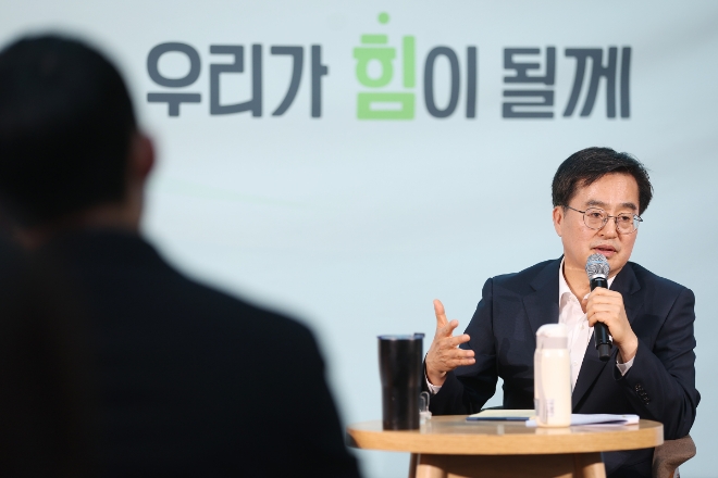 경기 임팩트 맞손토크에서 김동연 경기도지사가 청년 사회혁신기업가들과 이야기를 나누고 있다. / 사진=경기도 제공