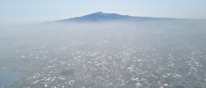 황사 영향으로 제주지역 미세먼지 농도가 연이틀 '매우 나쁨' 수준을 보인 18일 제주도 상공에서 바라본 제주 도심이 뿌연 먼지로 갇혀 있다.