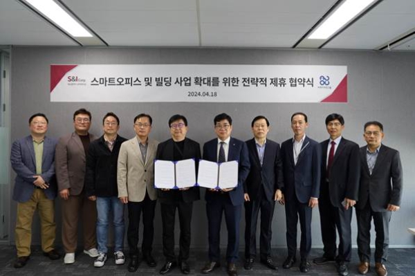 (왼쪽에서 다섯 번째)형원준 에스앤아이 대표이사, (왼쪽에서 여섯 번째)아주디자인그룹 강명진 대표이사