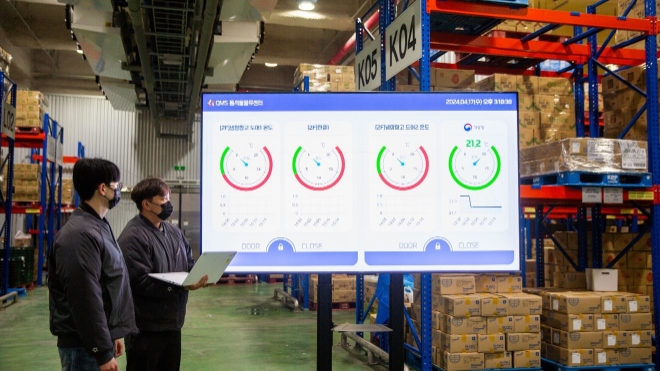 아워홈 동서울물류센터 직원들이 온도관리 사전예측 모델을 통해 실시간 모니터링하고 있다. / 사진=아워홈 제공
