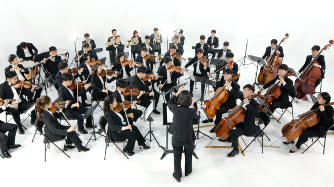 ‘신한음악상’ 8회 첼로 부문 수상자 이하영과 12회 바이올린 부문 수상자 박원민이 하트하트오케스트라와 함께 ‘상림’ 뮤직비디오를 연주하고 있다. / 사진=신한은행 제공