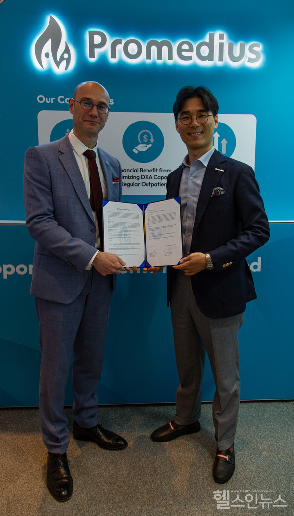 Dr.PhillipeHalbout국제골다공증재단대표이사(왼쪽)와정성현프로메디우스사업총괄이사(오른쪽)가영국런던에서진행된세계골다공증학회에서파트너십계약체결후기념사진을촬영하고있다.