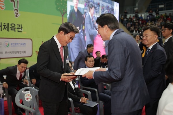 사진=굿피플 김천수 회장은 부산장애인총연합회가 주관하는 제44회 장애인의 날 기념행사에서 장애인 복지 증진에 대한 공로를 인정받아 부산광역시장 표창을 수상했다.