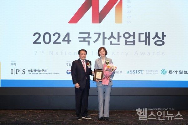 2024국가산업대상시상식안혜경한올바이오파마수원바이오연구소본부장(오른쪽)
