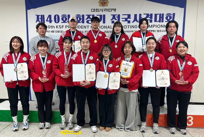 사진=서산시청 사격팀이 18일 ‘제40회 회장기 전국사격대회’에서 단체사진 찍는 모습