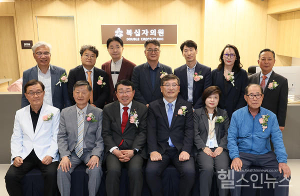 대한결핵협회신민석회장(좌측아래3번째)과이순학인천광역시시의원(우측위4번째)이인천복십자의원개원현장에서기념사진을촬영하고있다.