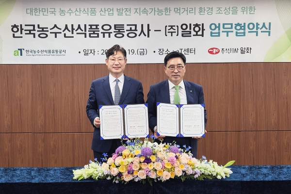 왼쪽부터 김윤진 일화 대표이사, 김춘진 한국농수산식품유통공사 사장.