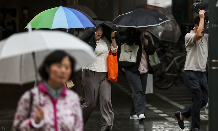 비가 내린 지난 15일 서울 종로구 세종대로에서 우산을 쓴 시민들이 이동하고 있다.
