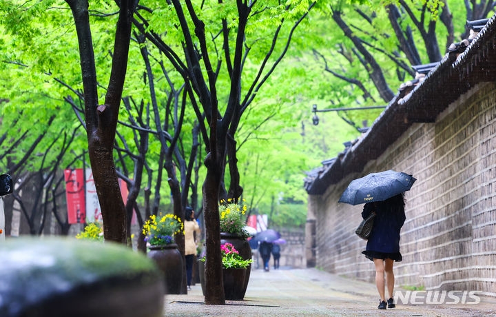 비 내리는 15일 서울 중구 정동길에서 시민들이 우산을 쓰고 출근하고 있다.