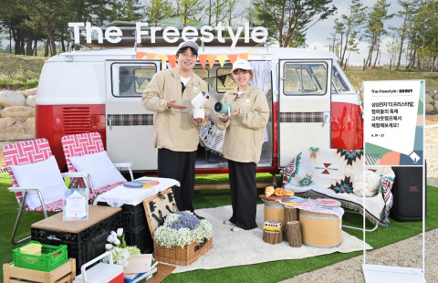 사진 = 삼성전자 프로모터가 미니 버스 포토존에서 포터블 스크린 ‘더 프리스타일 2세대’를 소개하고 있다