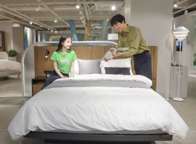 21일 오전 서울 강남구 리바트토탈 강남 매장에서 직원이 고객에게 신제품 침대 '에스테틱 더 블렌딩'을 소개하는 모습.