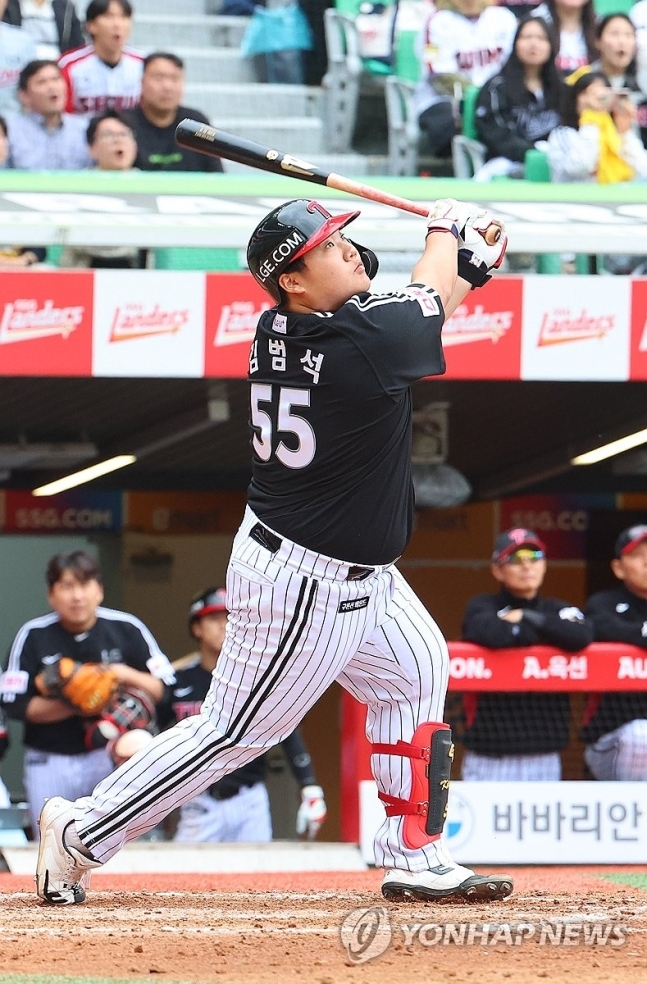 사진=21일 오후 인천 SSG랜더스필드에서 열린 2024 KBO 리그 LG 트윈스와 SSG 랜더스의 더블헤더(DH) 1차전. 7회 초 2사 만루 상황 LG 김범석이 만루홈런을 치고 타구를 바라보고 있다.