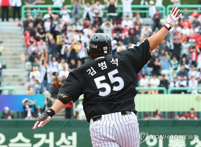 사진=21일 오후 인천 SSG랜더스필드에서 열린 2024 KBO 리그 LG 트윈스와 SSG 랜더스의 더블헤더(DH) 1차전. 7회 초 2사 만루 상황 LG 김범석이 만루홈런을 친 뒤 그라운드를 돌고 있다.