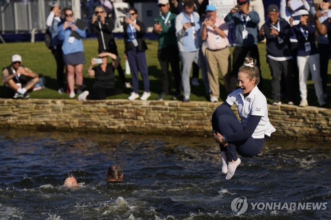 사진=18번 홀 주위 호수에 뛰어드는 코르다