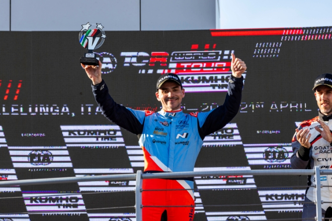 노버트 미첼리즈 선수가 지난 19일부터 21일까지 열린 '2024 TCR 월드 투어' 이탈리아 대회에서 우승을 차지하고 포디움에서 기뻐하고 있다. / 사진=현대차 제공