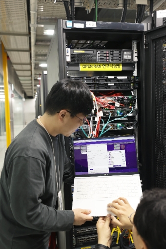 LG유플러스는 퀄컴 테크날러지(Qualcomm Technology, Inc.)와 함께 오픈랜의 핵심 기술인 '기지국 지능형 컨트롤러(RIC)' 소프트웨어 플랫폼을 실증하는데 성공했다. 사진은 서울 강서구 LG유플러스 마곡사옥에서 직원들이 퀄컴의 오픈랜 RIC 솔루션을 검증하고 있는 모습.