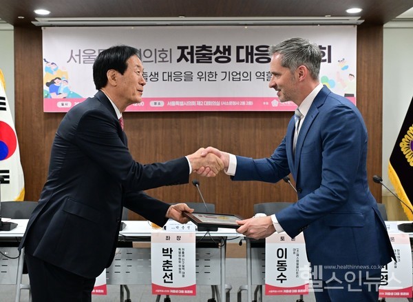 한국머크바이오파마크리스토프하만대표가‘일∙가정양립우수기업표창장을받고있다.