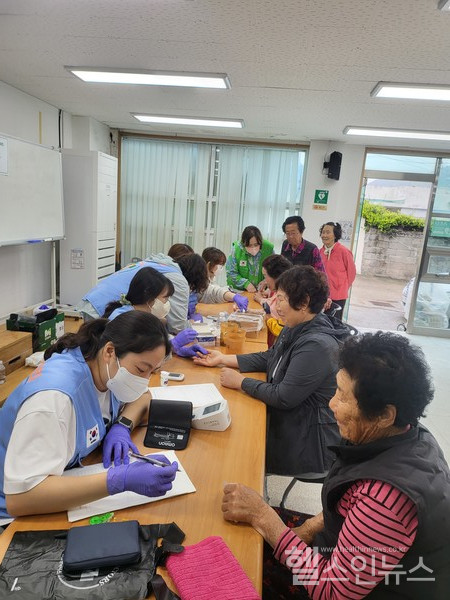 20일그린닥터스봉사의료진들이가덕도신공항예정지대항리주민들을대상으로무료진료를진행하고있다.