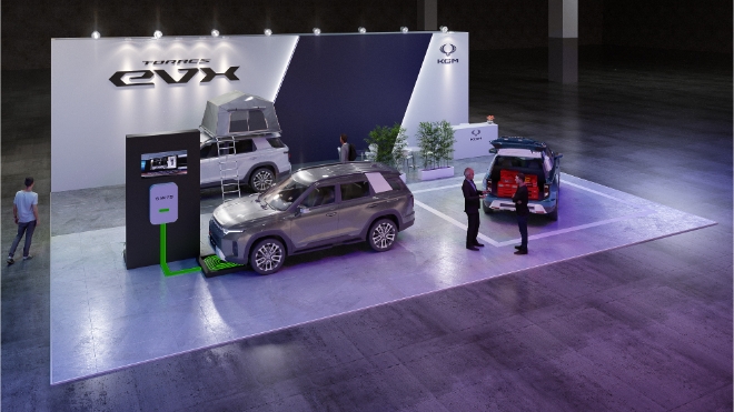 KG 모빌리티는 전기차 올림픽이라고 불리는 글로벌 전기차 학술대회 및 전시회 ‘EVS 37’에 참가에서 자기 공명 방식의 전기차 무선충전기술 등을 시연하며 미래 모빌리티 핵심 역량을 강화한다고 22일 밝혔다. 사진은 ‘EVS 37’의 KG 모빌리티 부스. (사진 = KG 모빌리티 제공)