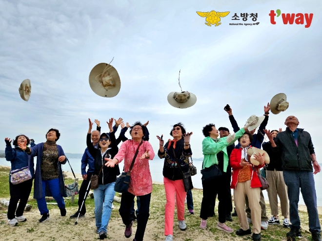티웨이항공은 순직소방관 유가족을 위한 두 번째 마음 치유 여행 프로그램 ‘눈부신 외출 2’를 소방청, (사)소방가족희망나눔과 함께 지원했다고 22일 밝혔다. 사진은 ‘눈부신 외출 2’에 참여한 순직소방관 유가족들의 모습. (사진 = 티웨이항공 제공)