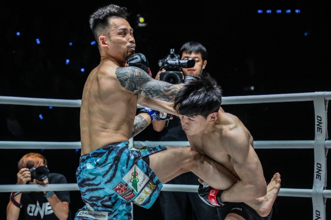 전국체육대회 산타 은메달리스트 오수환(오른쪽)이 종합격투기 페더급 한일전으로 진행된 ONE Friday Fights 59 제1경기 킥복서 출신 무라이 가즈미치 발차기를 무력화시킨 후 라이트 훅을 턱에 꽂아 넣고 있다. 사진=원챔피언십 제공