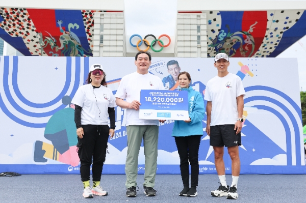   2024년 스포츠주간 기념 기부 마라톤 ‘함께 달려 봄’ 행사 통해 기부금 1천8백여만 원을 전달한 가수 션(오른쪽부터) 유니세프 한국위원회 조미진 사무총장, 국민체육공단 하형주 상임감사, 런데이 김유라 대표 (사진제공=국민체육진흥공단)