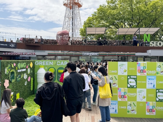 22일 서울 남산에서 진행된 ‘2024 얼루어 그린 캠페인’ 풀무원샘물 부스를 방문한 방문객들이 풀무원샘물의 다양한 콘텐츠를 둘러보고 체험하고 있다. / 사진=풀무원 제공