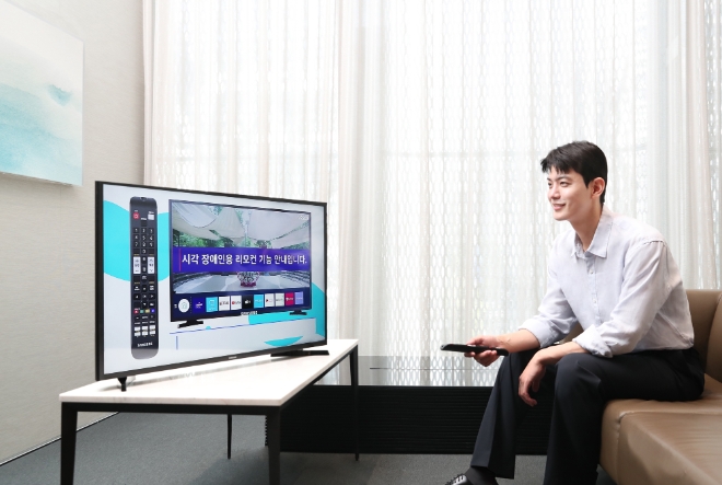 삼성전자 모델이 삼성스토어 대치점에서 '시각·청각 장애인용 TV 보급사업' 공급 모델인 '40형 풀HD 스마트 TV'를 소개하는 있다.