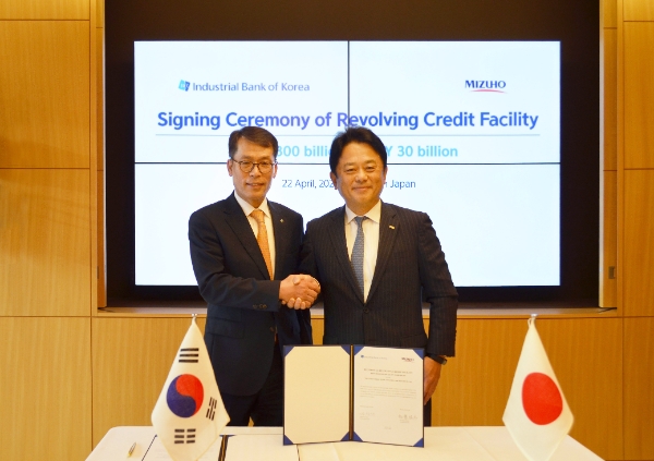 사진=지난 22일 일본 도쿄 미즈호은행 본사에서 열린 커미티드라인 계약 체결식에서 김성태 IBK기업은행 은행장(왼쪽)과 카토 마사히코(Kato Masahiko) 미즈호은행 은행장(오른쪽)이 기념촬영을 하고 있는 모습.