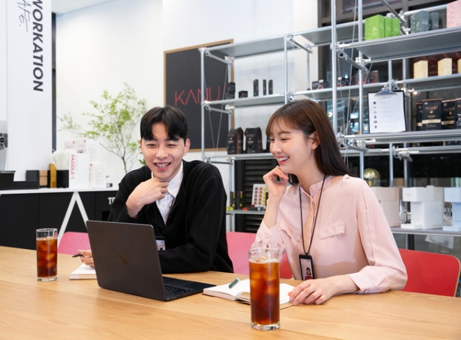 동서식품이 ‘카누 워케이션 카페 서교점’에서 ‘카누 워케이션 캠페인’을 진행한다. / 사진=동서식품 제공