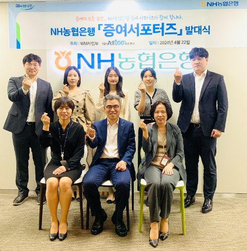 사진=뒷줄 왼쪽부터 이창언 세무전문위원, 김효선 부동산전문위원, 한소은 세무전문위원, 김지영 세무전문위원, 장지인 세무전문위원이 김용욱 투자상품 자산관리부문 부행장(앞줄 가운데), 우혜란 NHAll100자문센터 센터장(앞줄 왼쪽), 박현주 WM사업부장(앞줄 오른쪽)과 기념사진을 촬영하고 있다.