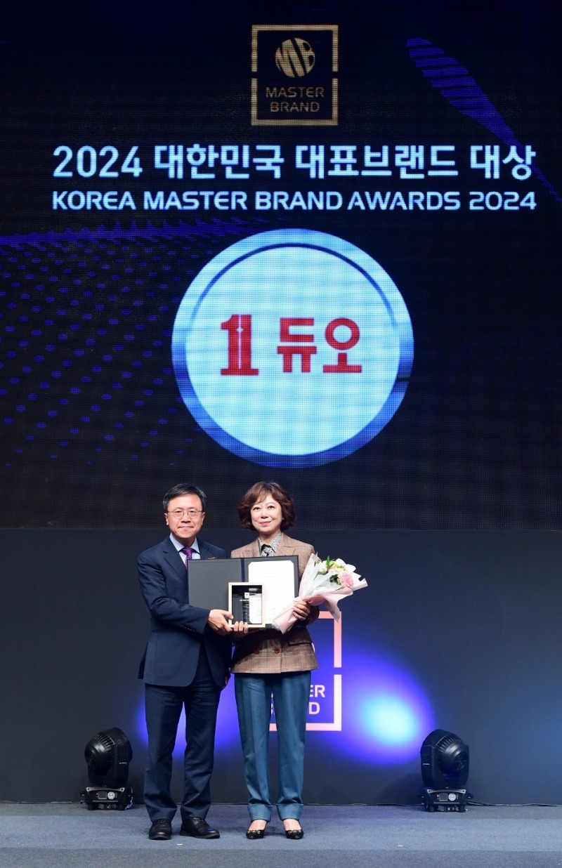 17일 열린 ‘2024 대한민국 대표브랜드 대상’ 시상식에서 결혼정보서비스 부문 대상을 수상한 박수경 대표이사(오른쪽)가 시상 후 기념 촬영을 하고 있다.