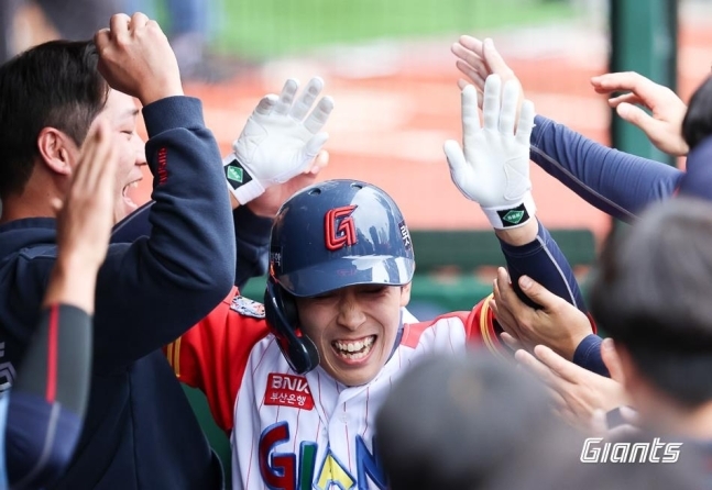 '방망이로 깜짝 활약' 황성빈, 위기의 롯데를 구원한 진정한 '거인'